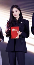 杨幂霸道女总裁范全黑LOOK西服套装出席活动气质美照图片