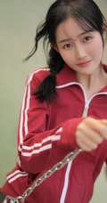 清纯可爱麻花辫少女身着复古红色体操服短裤户外玩沙子摄影艺术写真照