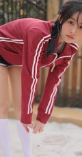 清纯可爱麻花辫少女身着复古红色体操服短裤户外玩沙子摄影艺术写真照