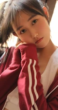 清纯可爱麻花辫少女身着复古红色体操服短裤户外玩沙子摄影艺术写真照