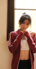 清纯可爱麻花辫少女身着复古红色体操服短裤户外玩沙子摄影艺术写真照