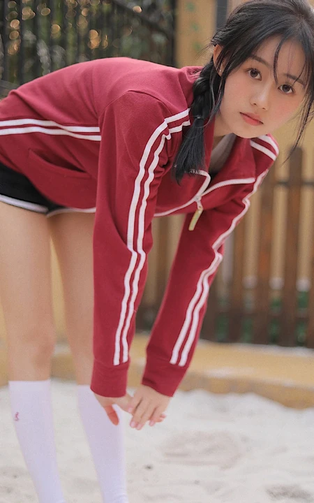 清纯可爱麻花辫少女身着复古红色体操服短裤户外玩沙子摄影艺术写真照