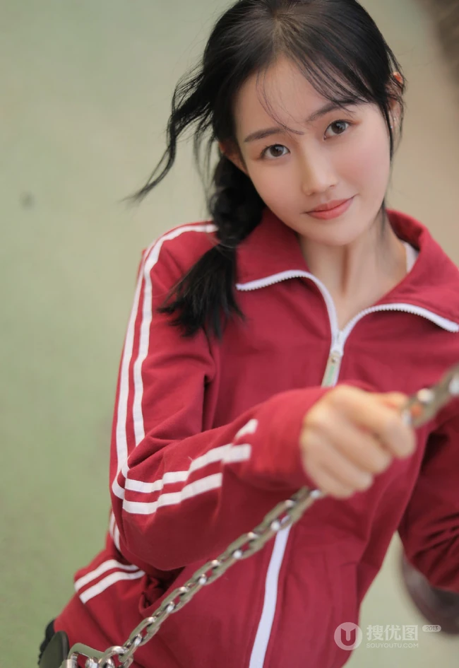 清纯可爱麻花辫少女身着复古红色体操服短裤户外玩沙子摄影艺术写真照