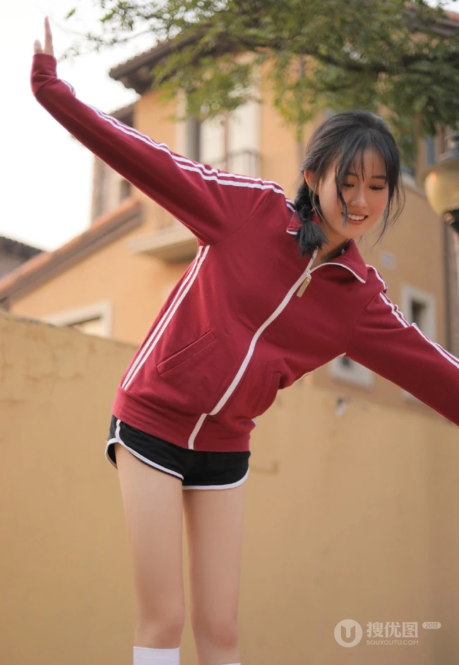 清纯可爱麻花辫少女身着复古红色体操服短裤户外玩沙子摄影艺术写真照