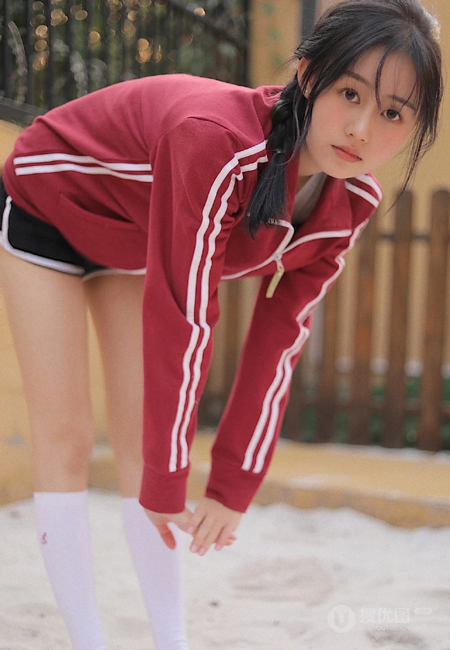 清纯可爱麻花辫少女身着复古红色体操服短裤户外玩沙子摄影艺术写真照