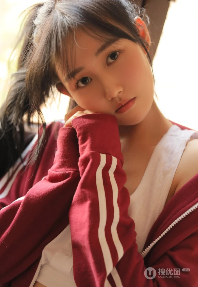 清纯可爱麻花辫少女身着复古红色体操服短裤户外玩沙子摄影艺术写真照