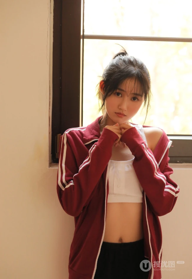 清纯可爱麻花辫少女身着复古红色体操服短裤户外玩沙子摄影艺术写真照