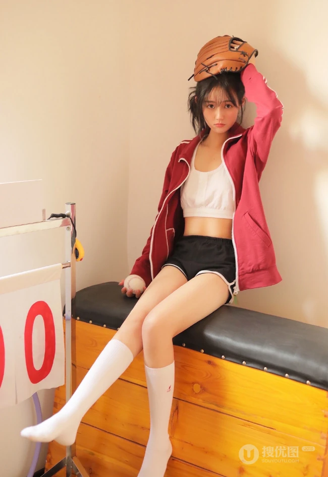 清纯可爱麻花辫少女身着复古红色体操服短裤户外玩沙子摄影艺术写真照