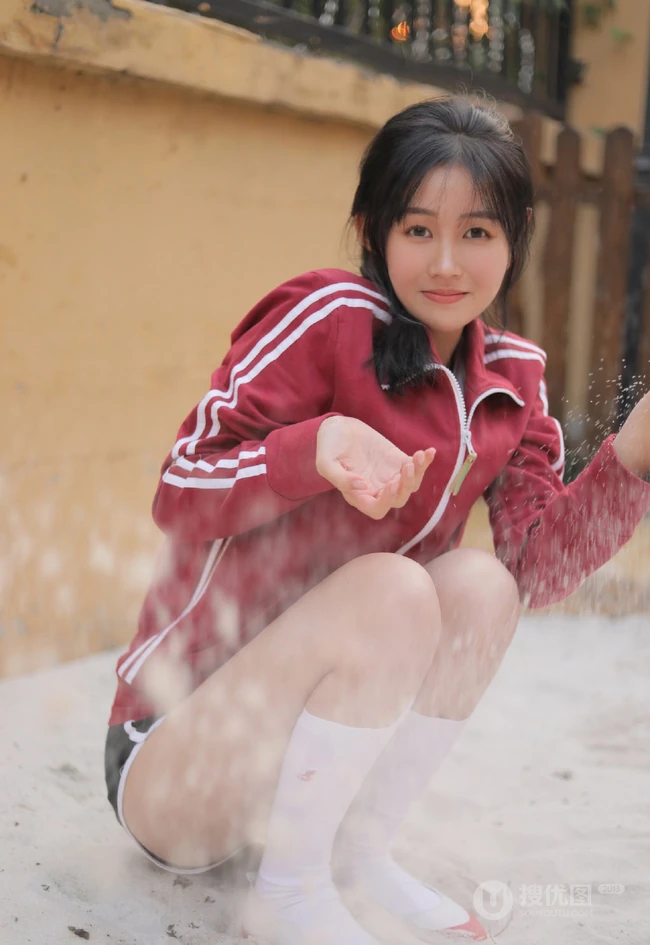 清纯可爱麻花辫少女身着复古红色体操服短裤户外玩沙子摄影艺术写真照