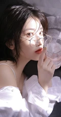 戴眼镜的红唇少女，男友衫 蕾丝 肩带穿着 苗条身姿唯美室内艺术摄影写真照