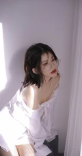 戴眼镜的红唇少女，男友衫 蕾丝 肩带穿着 苗条身姿唯美室内艺术摄影写真照