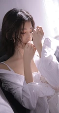 戴眼镜的红唇少女，男友衫 蕾丝 肩带穿着 苗条身姿唯美室内艺术摄影写真照