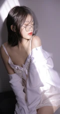 戴眼镜的红唇少女，男友衫 蕾丝 肩带穿着 苗条身姿唯美室内艺术摄影写真照