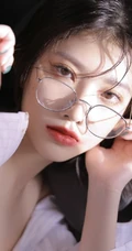 戴眼镜的红唇少女，男友衫 蕾丝 肩带穿着 苗条身姿唯美室内艺术摄影写真照