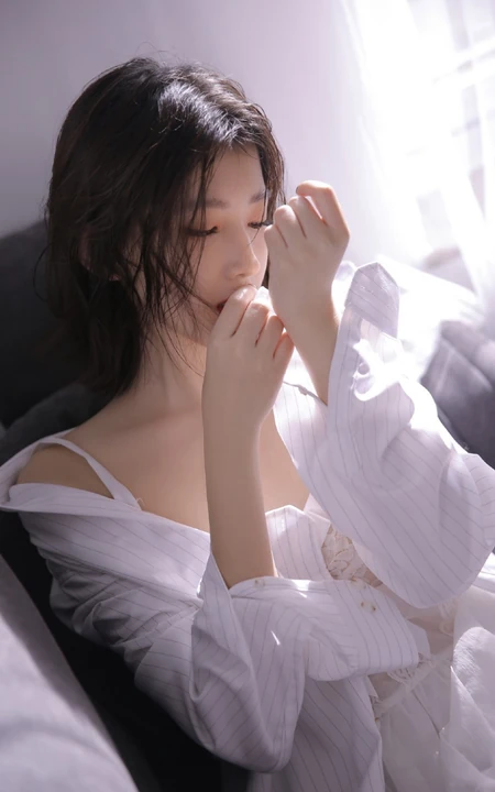 戴眼镜的红唇少女，男友衫 蕾丝 肩带穿着 苗条身姿唯美室内艺术摄影写真照