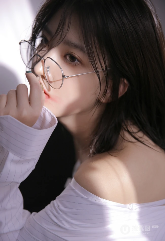 戴眼镜的红唇少女，男友衫 蕾丝 肩带穿着 苗条身姿唯美室内艺术摄影写真照