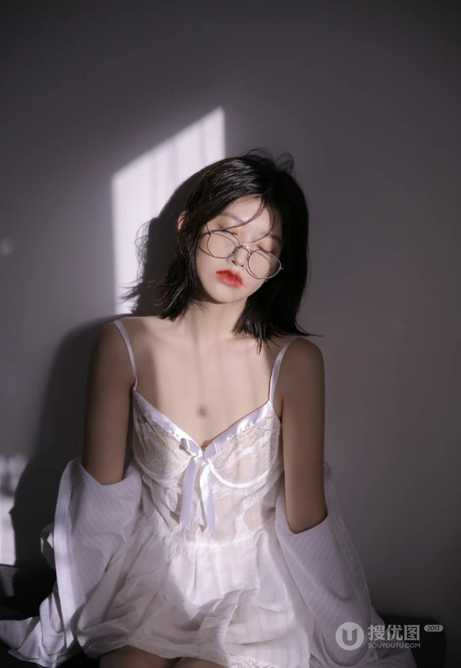 戴眼镜的红唇少女，男友衫 蕾丝 肩带穿着 苗条身姿唯美室内艺术摄影写真照