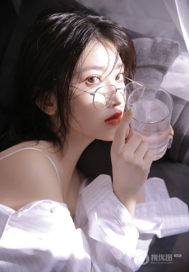 戴眼镜的红唇少女，男友衫 蕾丝 肩带穿着 苗条身姿唯美室内艺术摄影写真照
