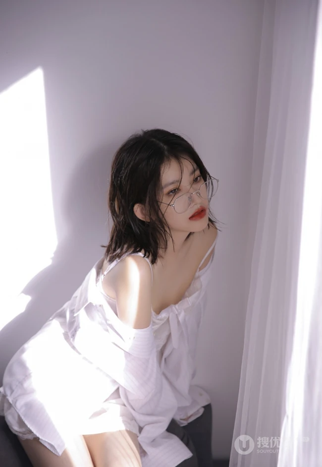 戴眼镜的红唇少女，男友衫 蕾丝 肩带穿着 苗条身姿唯美室内艺术摄影写真照