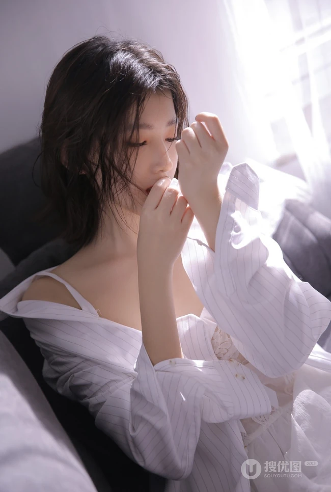 戴眼镜的红唇少女，男友衫 蕾丝 肩带穿着 苗条身姿唯美室内艺术摄影写真照