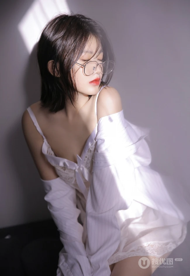 戴眼镜的红唇少女，男友衫 蕾丝 肩带穿着 苗条身姿唯美室内艺术摄影写真照