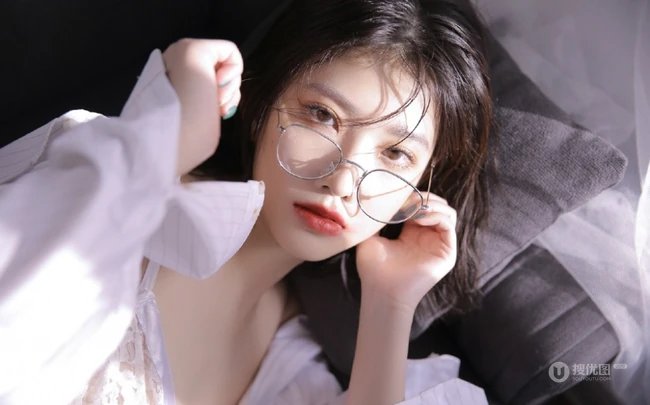 戴眼镜的红唇少女，男友衫 蕾丝 肩带穿着 苗条身姿唯美室内艺术摄影写真照