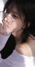 戴眼镜的红唇少女，男友衫 蕾丝 肩带穿着 苗条身姿唯美室内艺术摄影写真照