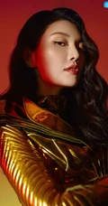 徐冬冬黄金色铠甲着身化身神奇女侠，大秀气质有致身材曲线