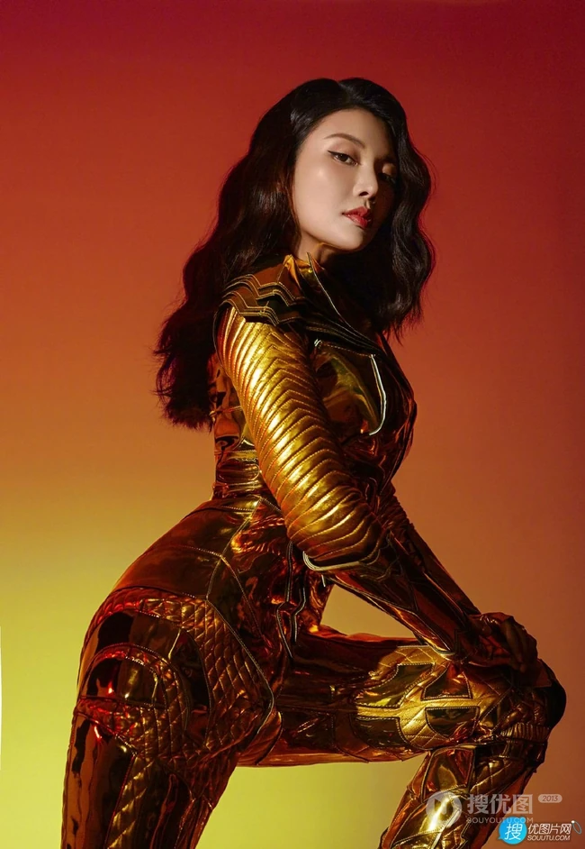 徐冬冬黄金色铠甲着身化身神奇女侠，大秀气质有致身材曲线