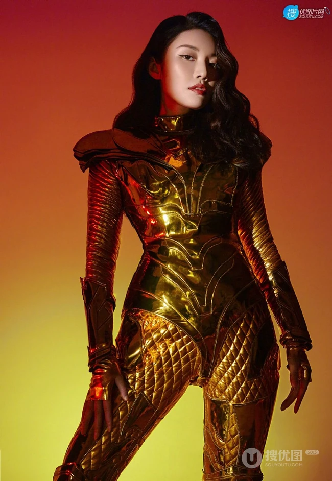 徐冬冬黄金色铠甲着身化身神奇女侠，大秀气质有致身材曲线