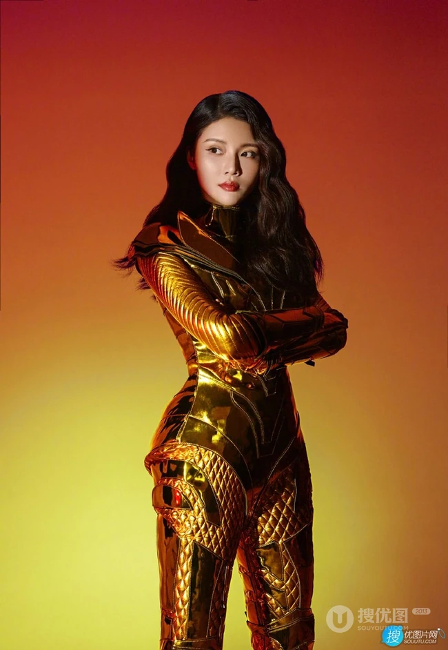 徐冬冬黄金色铠甲着身化身神奇女侠，大秀气质有致身材曲线