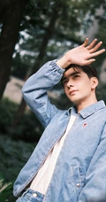 陈星旭手拿相机户外采风文艺范写真，身着牛仔服套装帅气十足