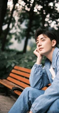 陈星旭手拿相机户外采风文艺范写真，身着牛仔服套装帅气十足