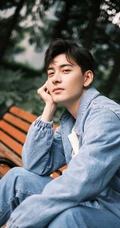 陈星旭手拿相机户外采风文艺范写真，身着牛仔服套装帅气十足