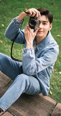陈星旭手拿相机户外采风文艺范写真，身着牛仔服套装帅气十足