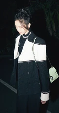 唐艺昕帅气清爽街头风短发，绑发造型打扮黑白写真美照