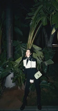 唐艺昕帅气清爽街头风短发，绑发造型打扮黑白写真美照