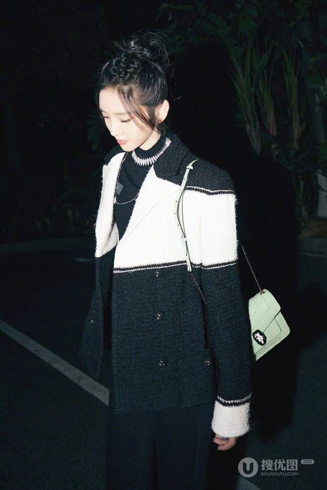 唐艺昕帅气清爽街头风短发，绑发造型打扮黑白写真美照