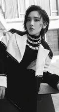 唐艺昕帅气清爽街头风短发，绑发造型打扮黑白写真美照
