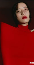 李斯丹妮眼神动人，个性穿搭，宛若时装走秀般的穿着，又酷又靓