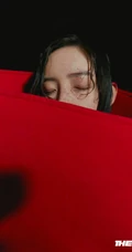 李斯丹妮眼神动人，个性穿搭，宛若时装走秀般的穿着，又酷又靓