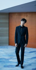 陈立农全黑look休闲衣穿搭化身翩翩公子帅气动人写真照