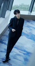 陈立农全黑look休闲衣穿搭化身翩翩公子帅气动人写真照