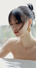 王悦伊气质时尚白色礼裙纱裙穿着出席某活动超美写真照
