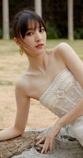 王悦伊气质时尚白色礼裙纱裙穿着出席某活动超美写真照