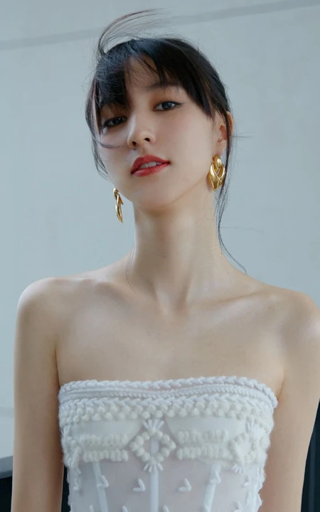 王悦伊气质时尚白色礼裙纱裙穿着出席某活动超美写真照