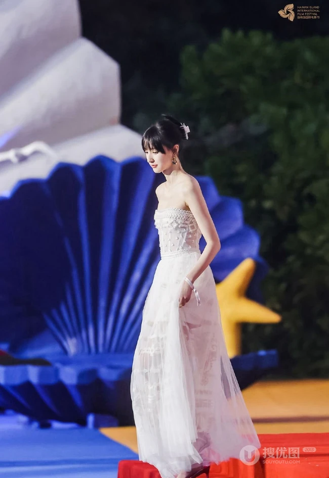 王悦伊气质时尚白色礼裙纱裙穿着出席某活动超美写真照