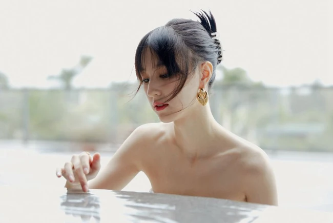 王悦伊气质时尚白色礼裙纱裙穿着出席某活动超美写真照