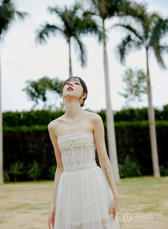 王悦伊气质时尚白色礼裙纱裙穿着出席某活动超美写真照