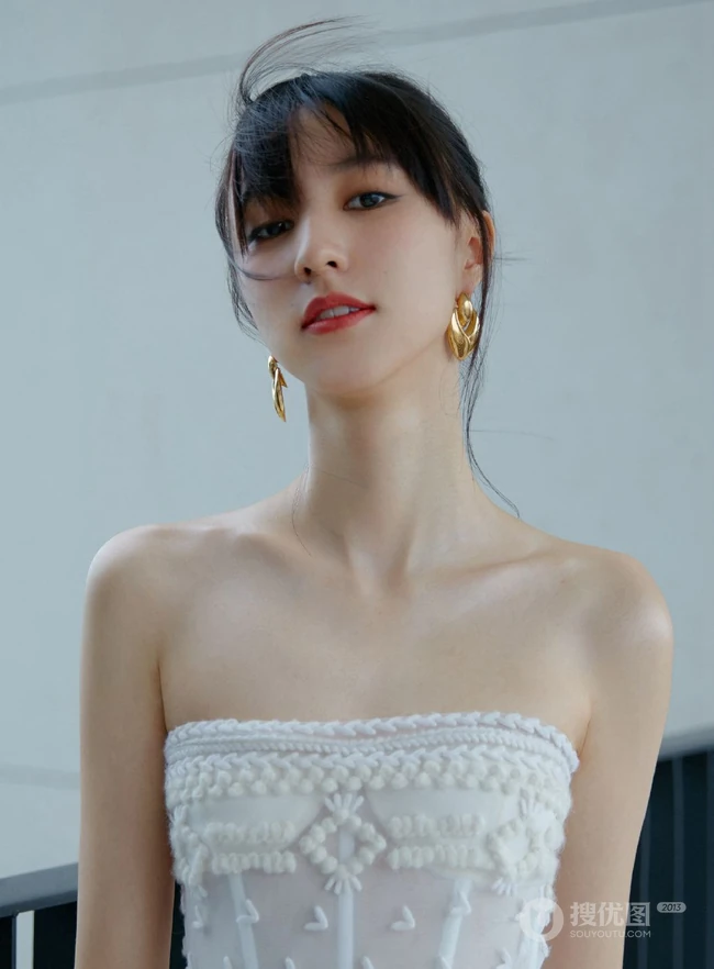 王悦伊气质时尚白色礼裙纱裙穿着出席某活动超美写真照